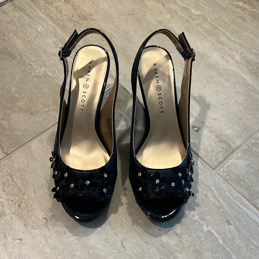 New in box Karen Scott bronaa navy heels